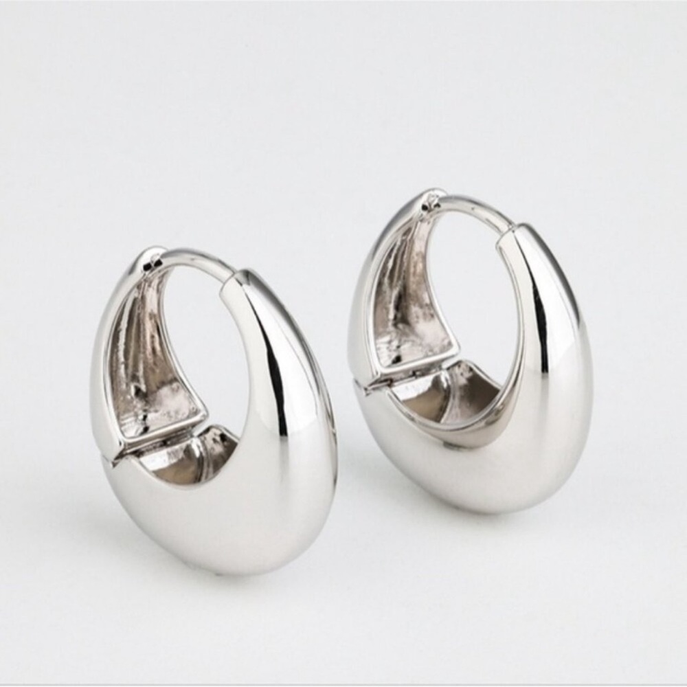New! Madewell Silver European Huggie Earrings (1082) NWOT - Picture 1 of 2